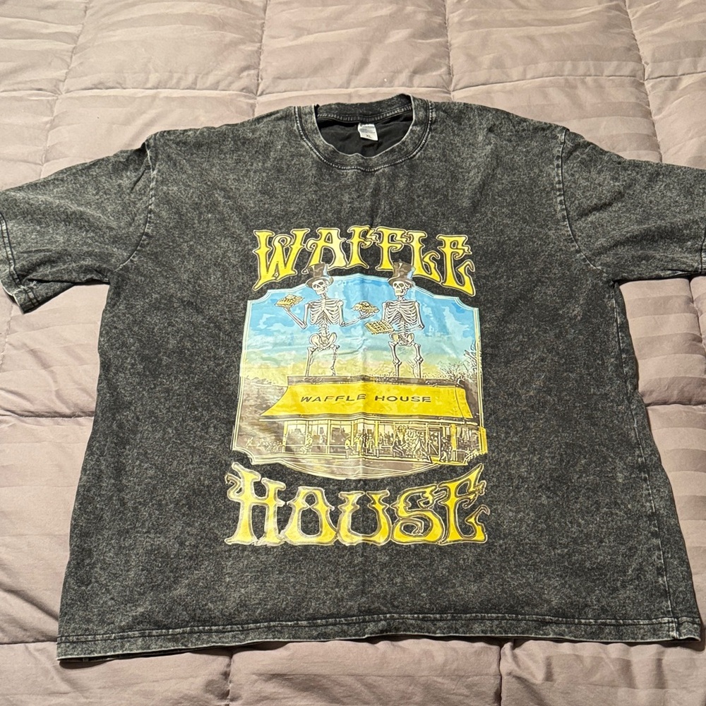 Black Graphic Tee - Short Sleeve